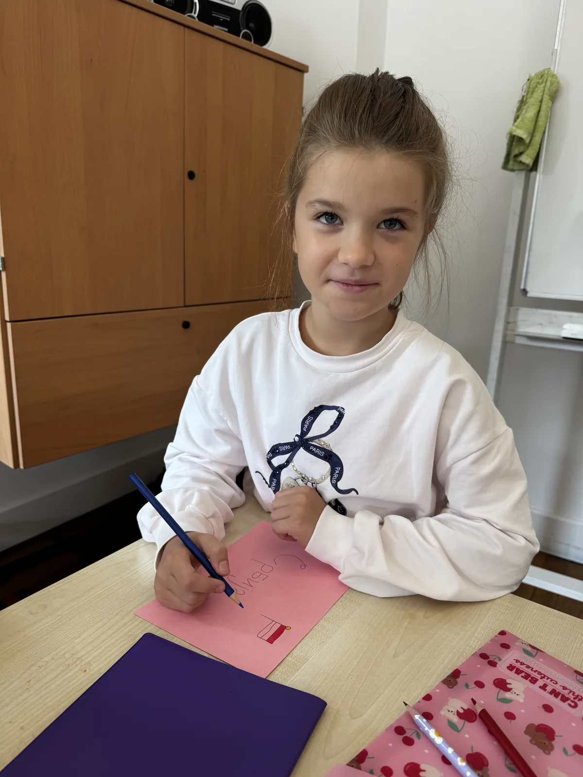 Ученица припрема своју страницу брошуре
