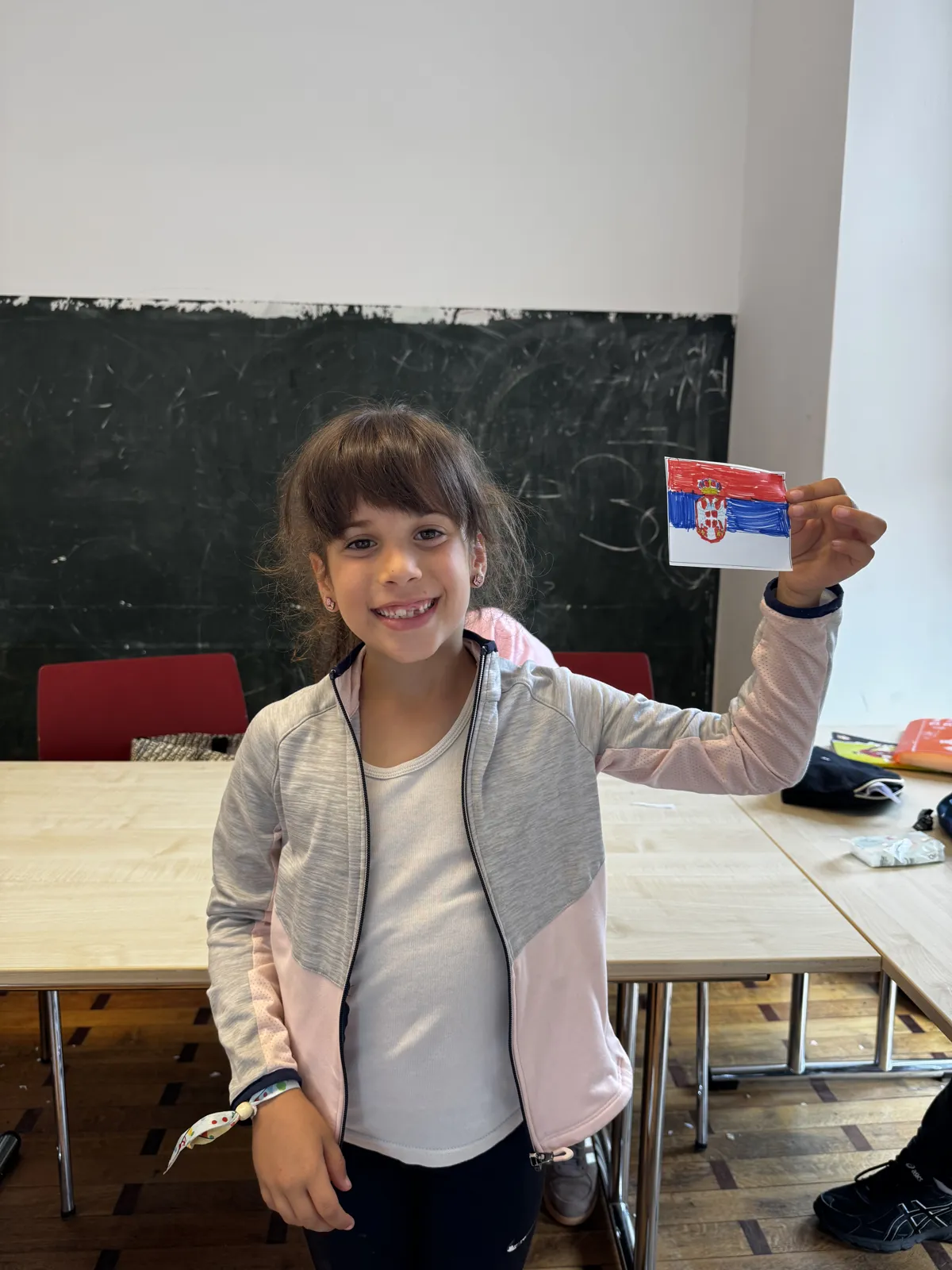 Ученица показује обојену заставу