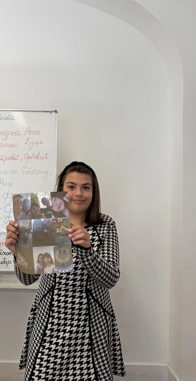 Ученица представља свој плакат пред групом